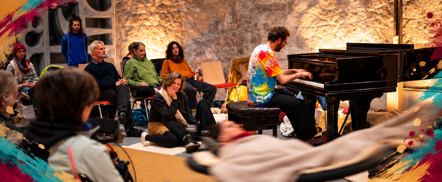 Publikum lauscht und liegt auf Fellen bei einem KoKreativen KlavierKonzert von Matthias Ritter