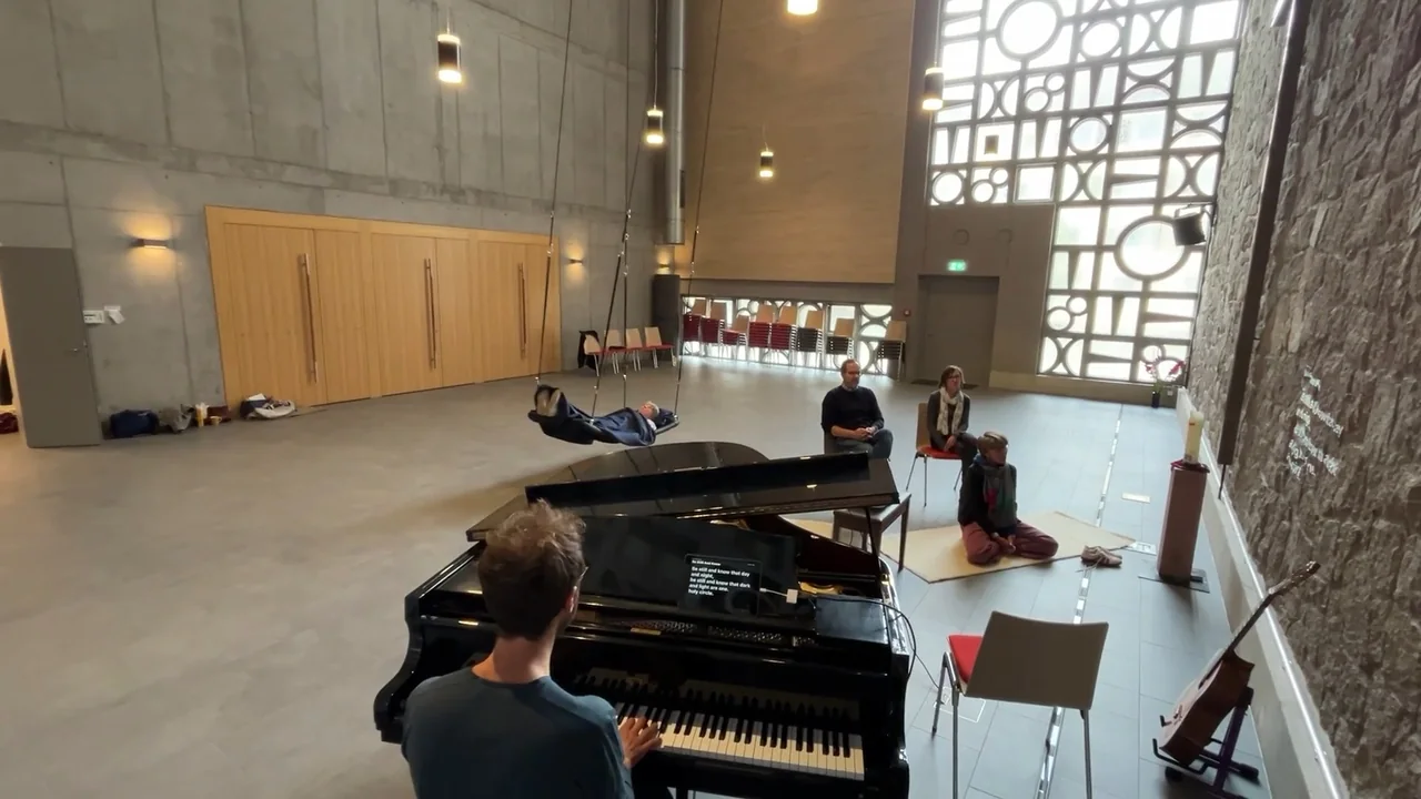 Matthias Ritter am Flügel in der Thomaskirche, im Hintergrund schaukelt jemand in der Himmelsschaukel