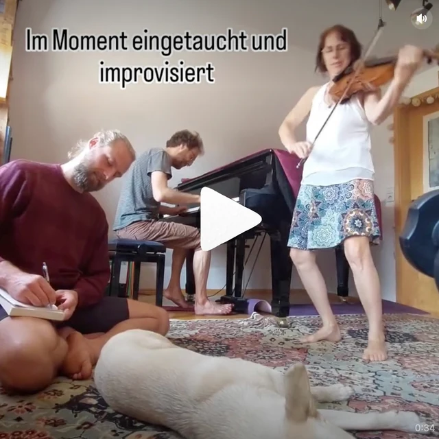 Trio Tilia improvisiert im Wohnzimmer, ein Hund liegt auf dem Teppich – Video auf Instagram