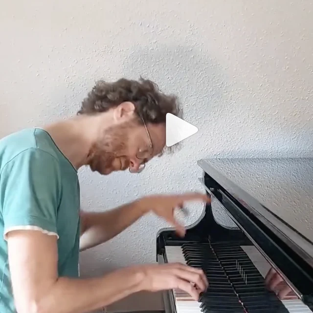 Matthias Ritter lachend am Flügel – Video „Wasser als Element“ auf Instagram