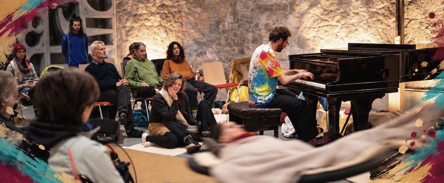 Publikum lauscht und liegt auf Fellen bei einem KoKreativen KlavierKonzert von Matthias Ritter