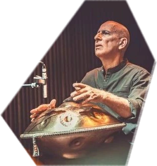 Peter Heidler spielt Handpan auf der Bühne